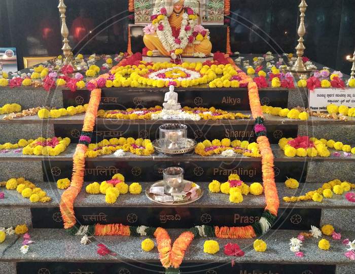 Mahatma Basaweshar in sitting pose and give guidance of 6 steps of lingayat samaj