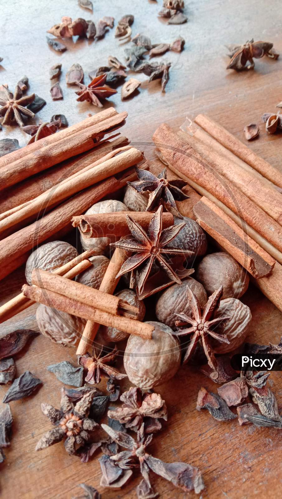 Photos Of Authentic Indonesian Spices Such As Cinnamon, Anise, Cumin And Nutmeg