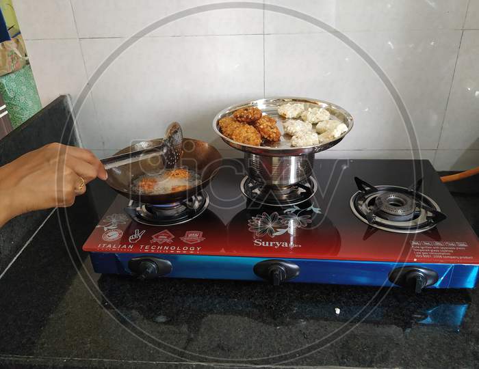 Cooking shabudana vada at home