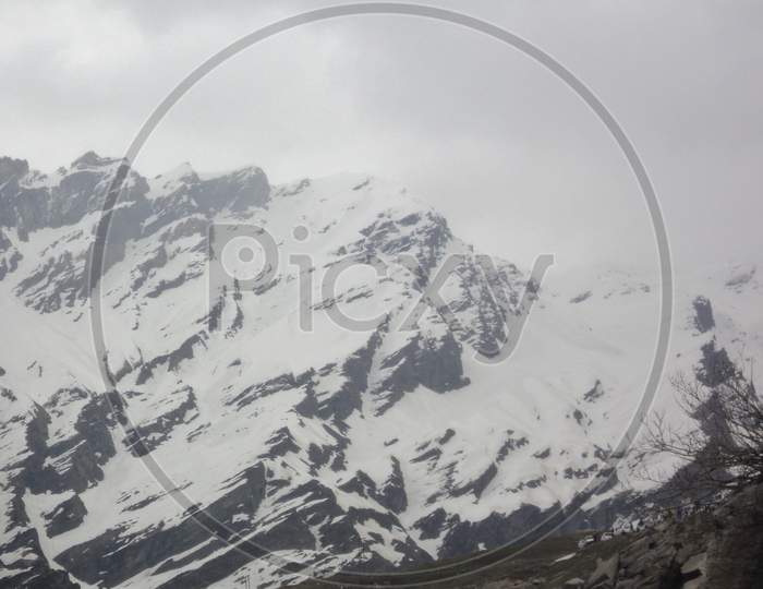 Picture of mountains on Manali-Leh Highway.