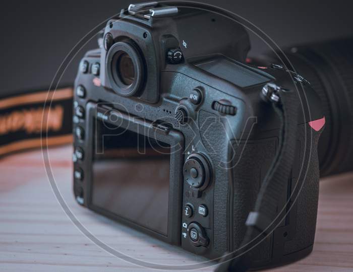 Modern Dslr With Touch Display, Featuring Bsi Cmos Sensor With No Optical Low Pass Filter With Expeed 5 Processor, Build With An Extremely Durable Rugged Magnesium Alloy Body.