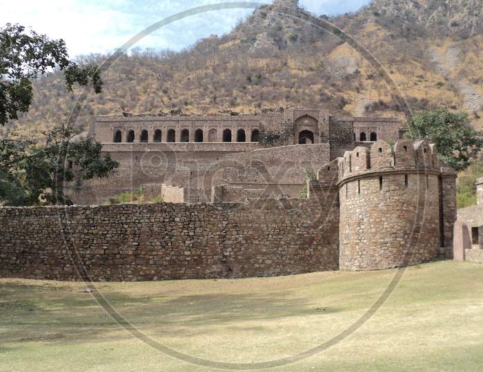 Main building of Bhangarh fort.