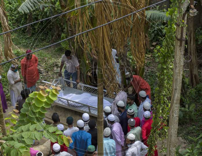 29Th May, 2021, Kolkata, West Bengal India: Islamic Burial Ritual At Kolkata. Final Rituals Of Muslim Community.