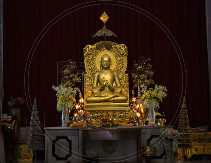Varanasi, India - November 01, 2016: Golden Statue Of Sitting Buddha In Meditation At The Buddhist Temple Mulagandhakuti Vihara, Sarnath, Varanasi, India