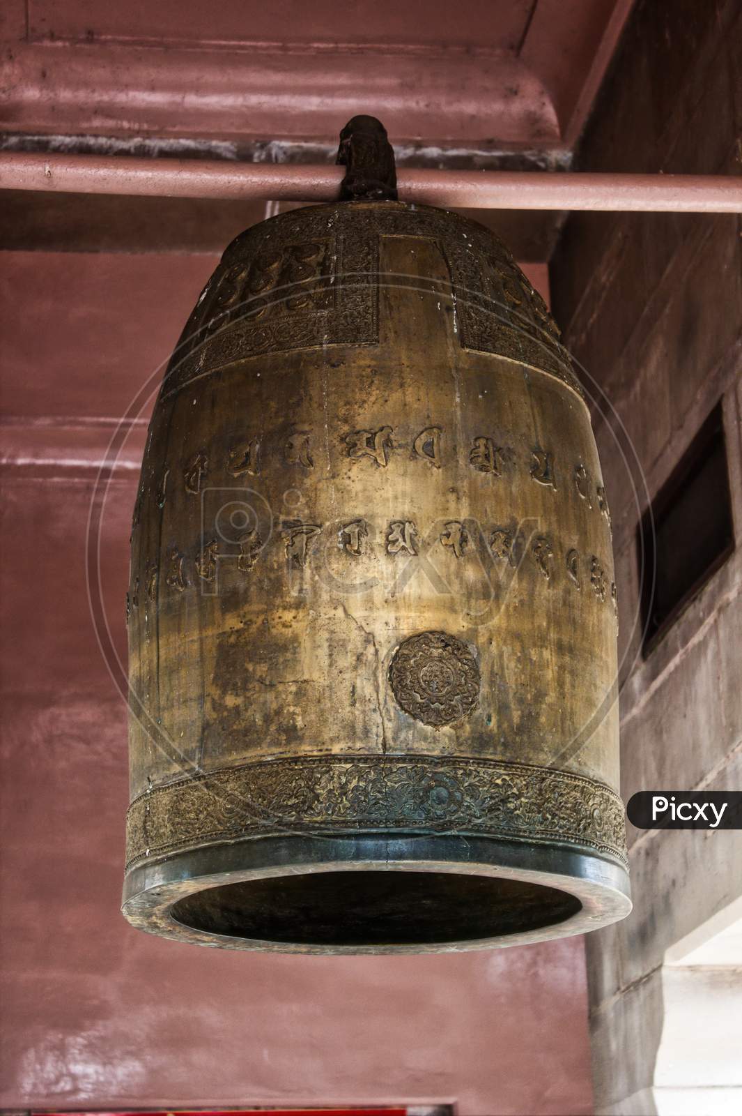 The Sacred Giant Prayer Bell Inside Famous Buddha Temple In Sarnath, Where Buddha Gained Enlightenment About 2500 Years Ago Located In Varanasi Or Banaras, Uttar Pradesh, India
