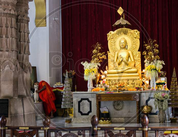 Varanasi, India - November 01, 2016: Golden Statue Of Sitting Buddha In Meditation At The Buddhist Temple Mulagandhakuti Vihara, Sarnath, Varanasi, India