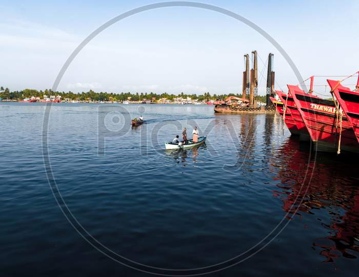 "Mangalore, Karnataka, India - April 2Nd 2021 : Landscape Shot Of Mangalore Harbour With Group Of Fishermen On The Boat"