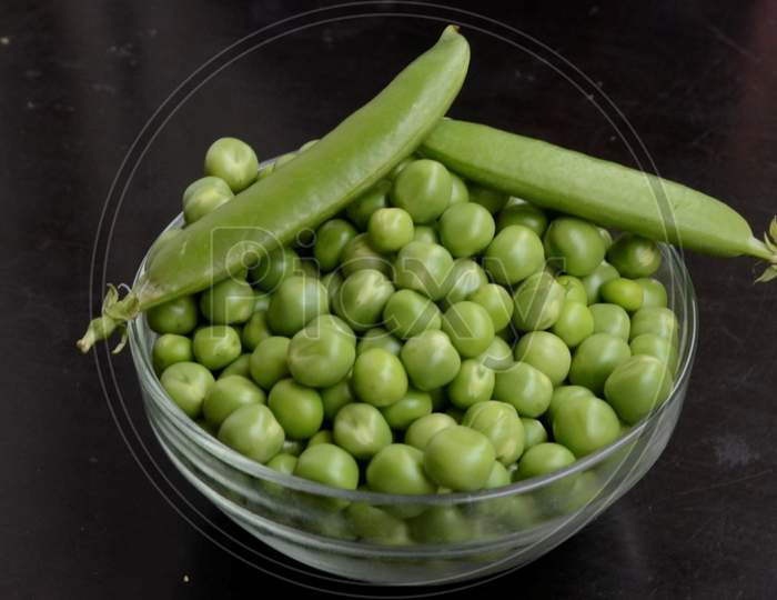 Image of Green peas seed with pod in a glass bowl-ZX185001-Picxy