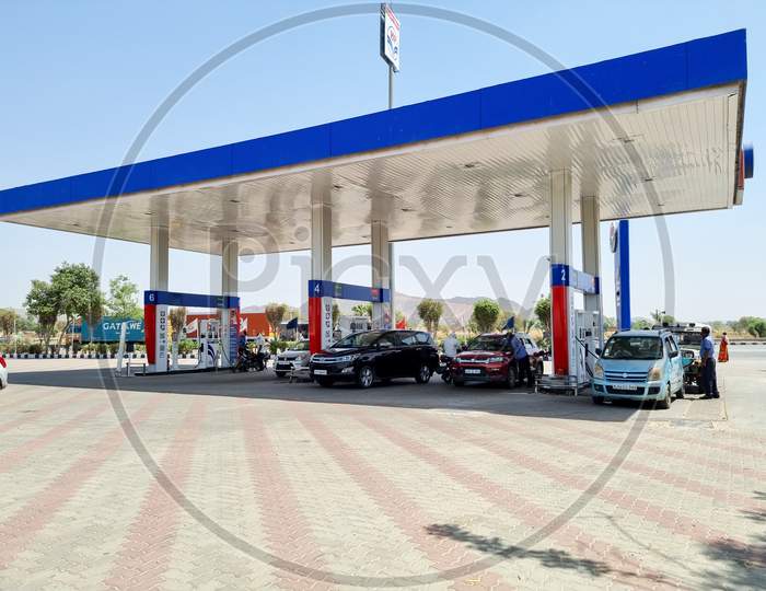 Cars Lining Up At A Hindustan Petroleum Hp Petrol Pump To Get Fuel And Diesel Before A Massive Price Hike By The Indian Government Across Fuel Stations Of Indian Oil, Bharat Petroleum And Reliance