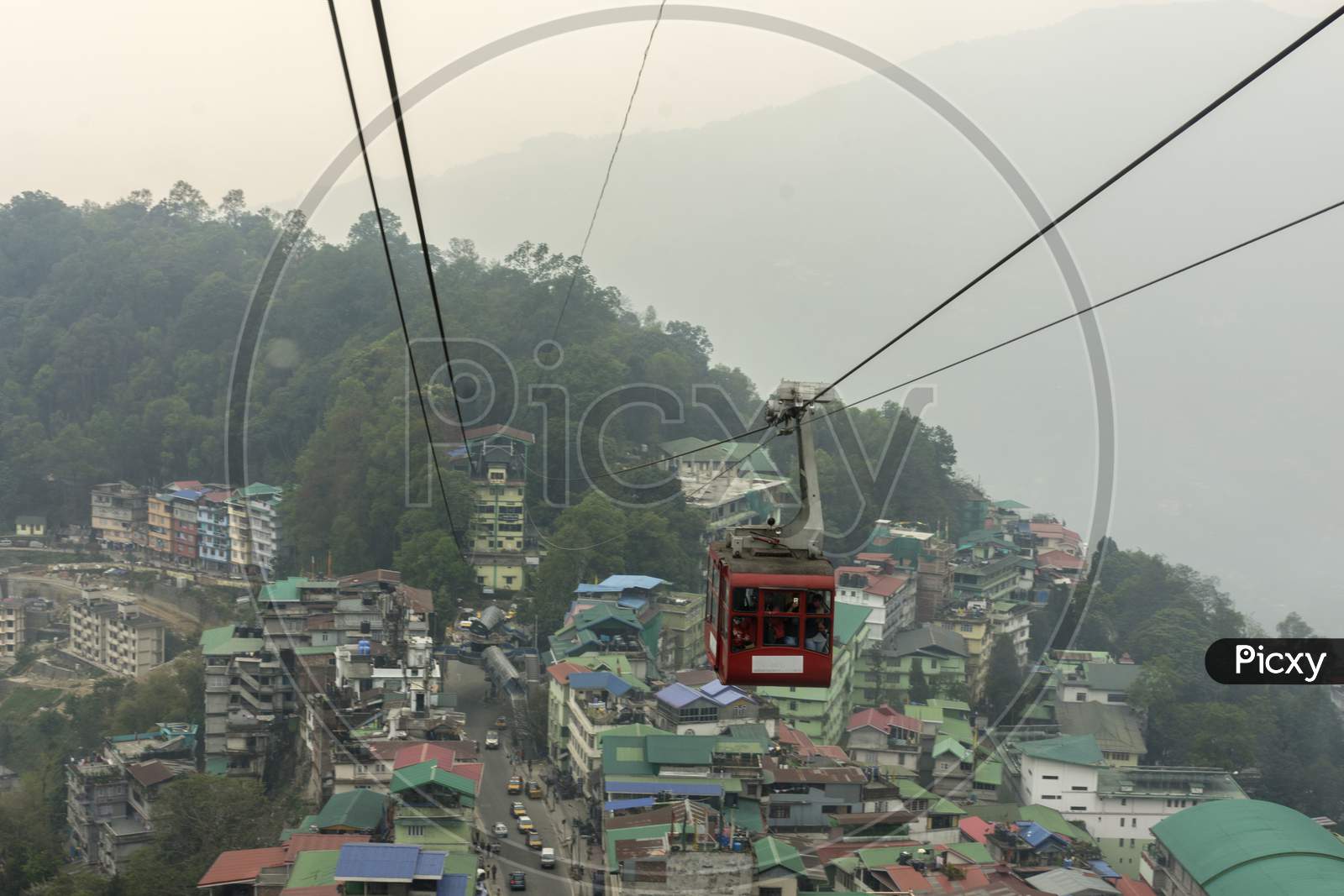 28Th March, 2021, Gangtok, Sikkim, India: Tourists Enjoying A Rope Way Cable Car Or Gondola Ride Over Gangtok City During Sunset. Amazing Aerial View Of Sikkim