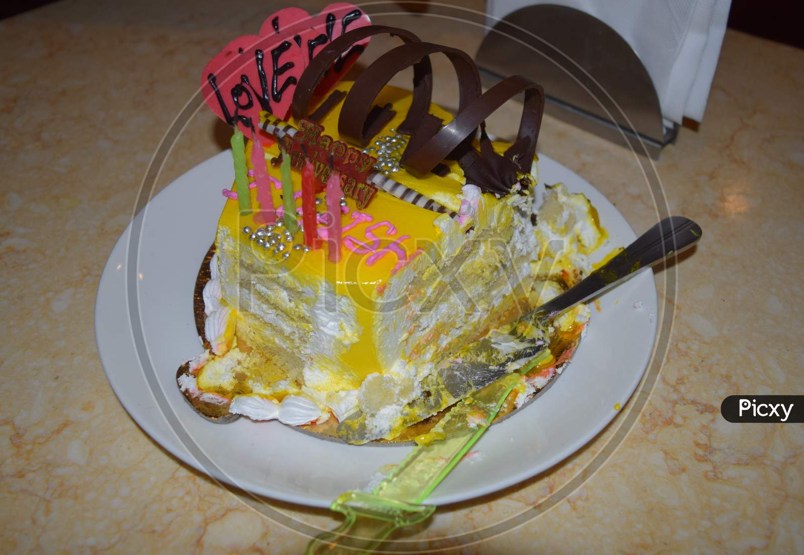 I will never regret saving money with our fake cake 😂 photo of the fake  slice where you can put real cake for the cutting photos. :  r/weddingplanning