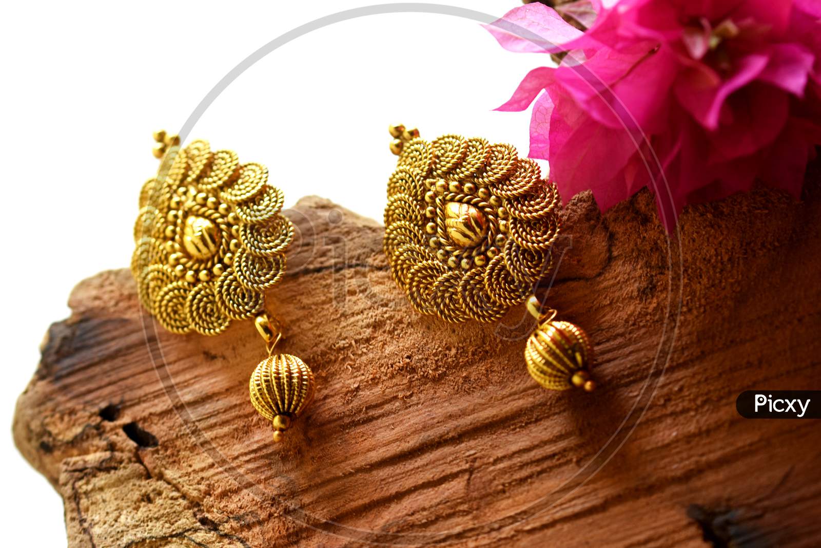 Beautiful Gold Earrings Designs - Latest Fashion Traditional Gold Jewellery  | Bridal gold jewellery designs, Latest earrings design, Gold earrings  designs