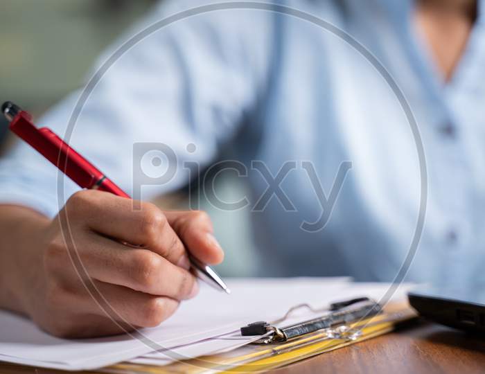 Focus On Hand, Close Up Unrecognizable Hands Of Young Business Woman Writing Down Notes At Working Desk - Concept Of Employee Or Student Online Training Class Or Making To Do List At Home.