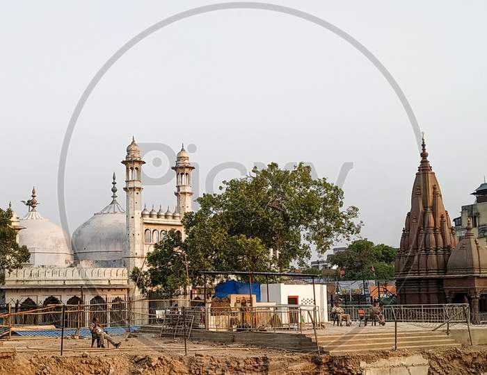 Gyanvapi Mosque and kashi vishwanath temple