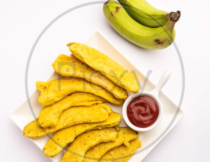 Banana Fritter Or Pakora Or Raw Kela Pakoda Or Bajji Served With Chutney. Popular Snack From Kerala, India Or Indonesia. Served With Tea