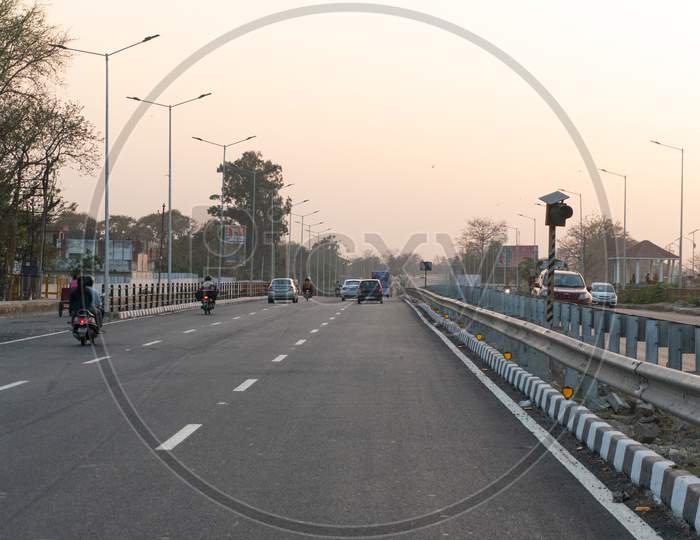 View of the highway in the evening in which traffic vehicles are visible
