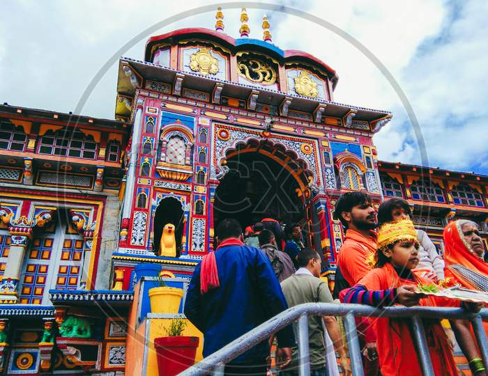 Badrinath Temple main gate people waiting for their turn