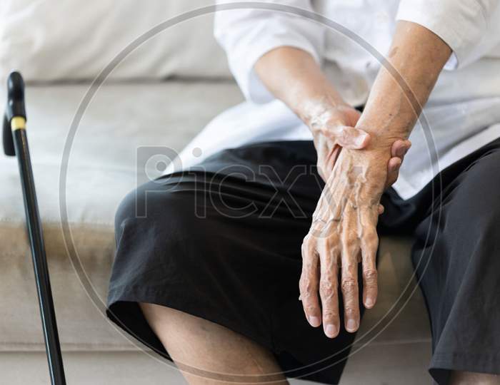 Image Of Close Up View On The Shaking Hand Of The Senior Woman Symptom   038dfef2bd05b913fc5e9ebb1a4f9ab0 