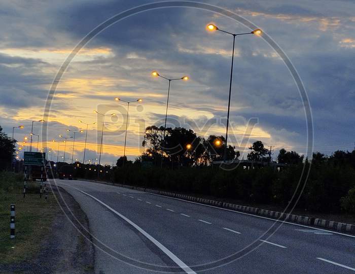 Evening road, Bangalore-Mangalore Highway, Road lights
