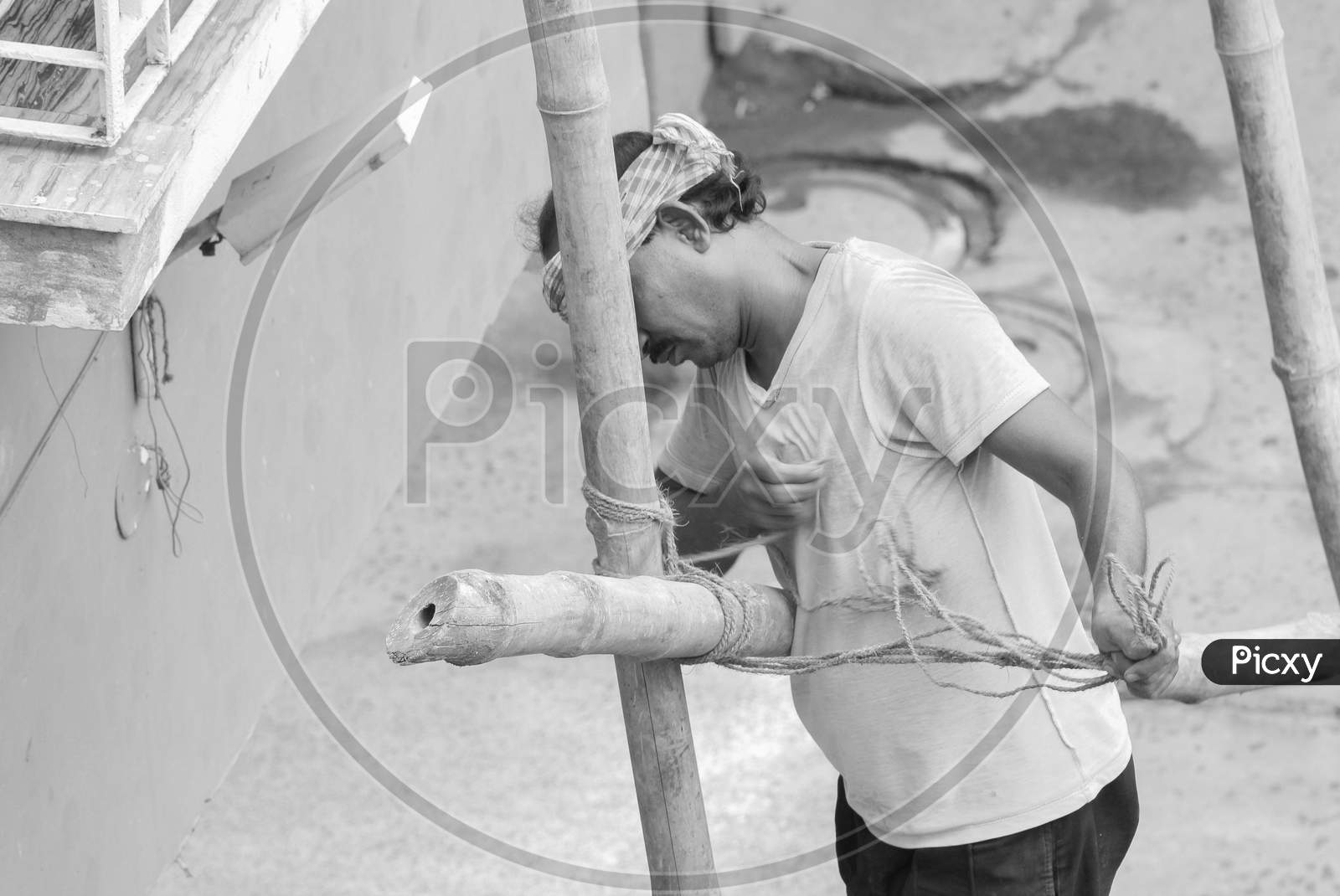 Image of daily wage worker at work in black and white ir896066 picxy