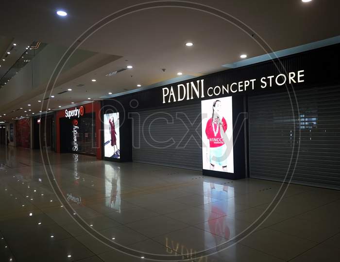 Suria Sabah Shopping Mall, Sabah, Malaysia - July 12, 2021 : Empty Shopping Mall During The Pandemic