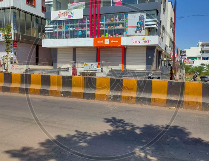 Shop's closed and roads empty for janata curfew lockdown