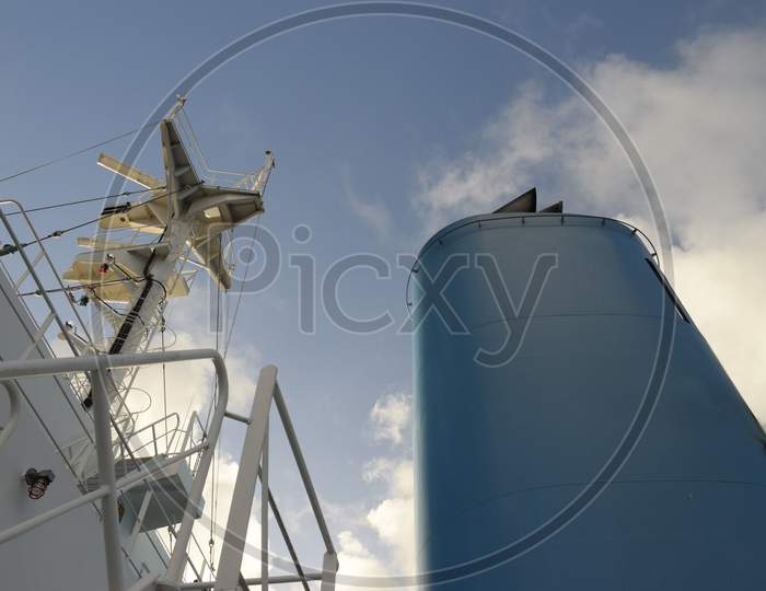 radar mast and funnel