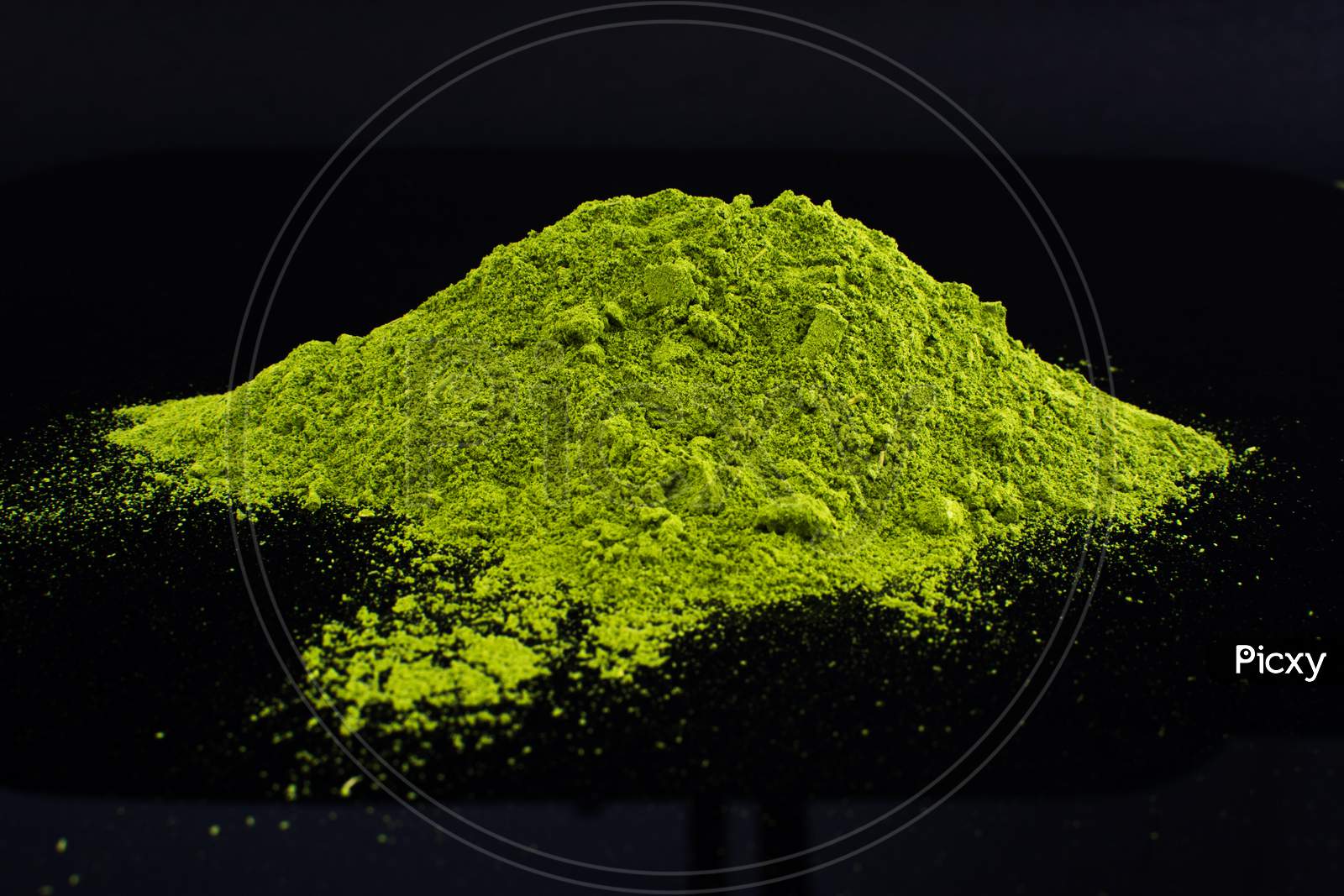Green powdered herbal substance