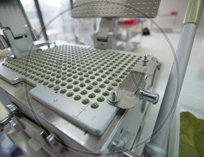 Laboratory equipment for making soft gel capsule