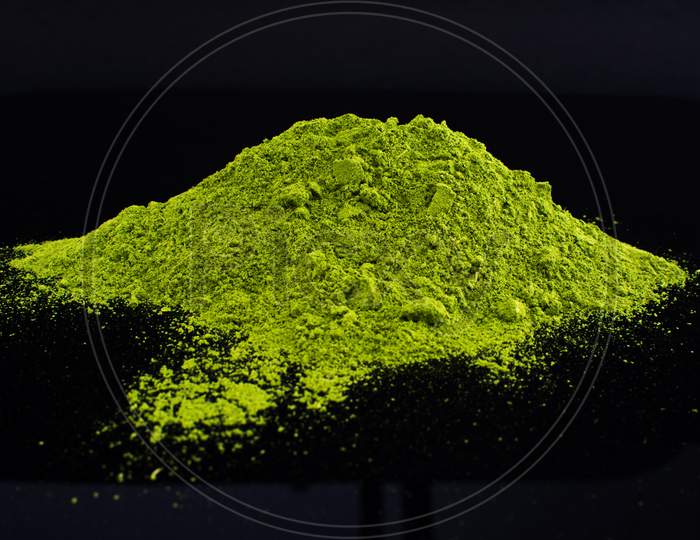 Green powdered herbal substance