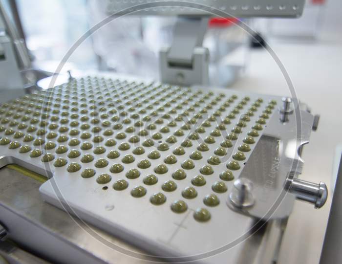 Laboratory equipment for making soft gel capsule