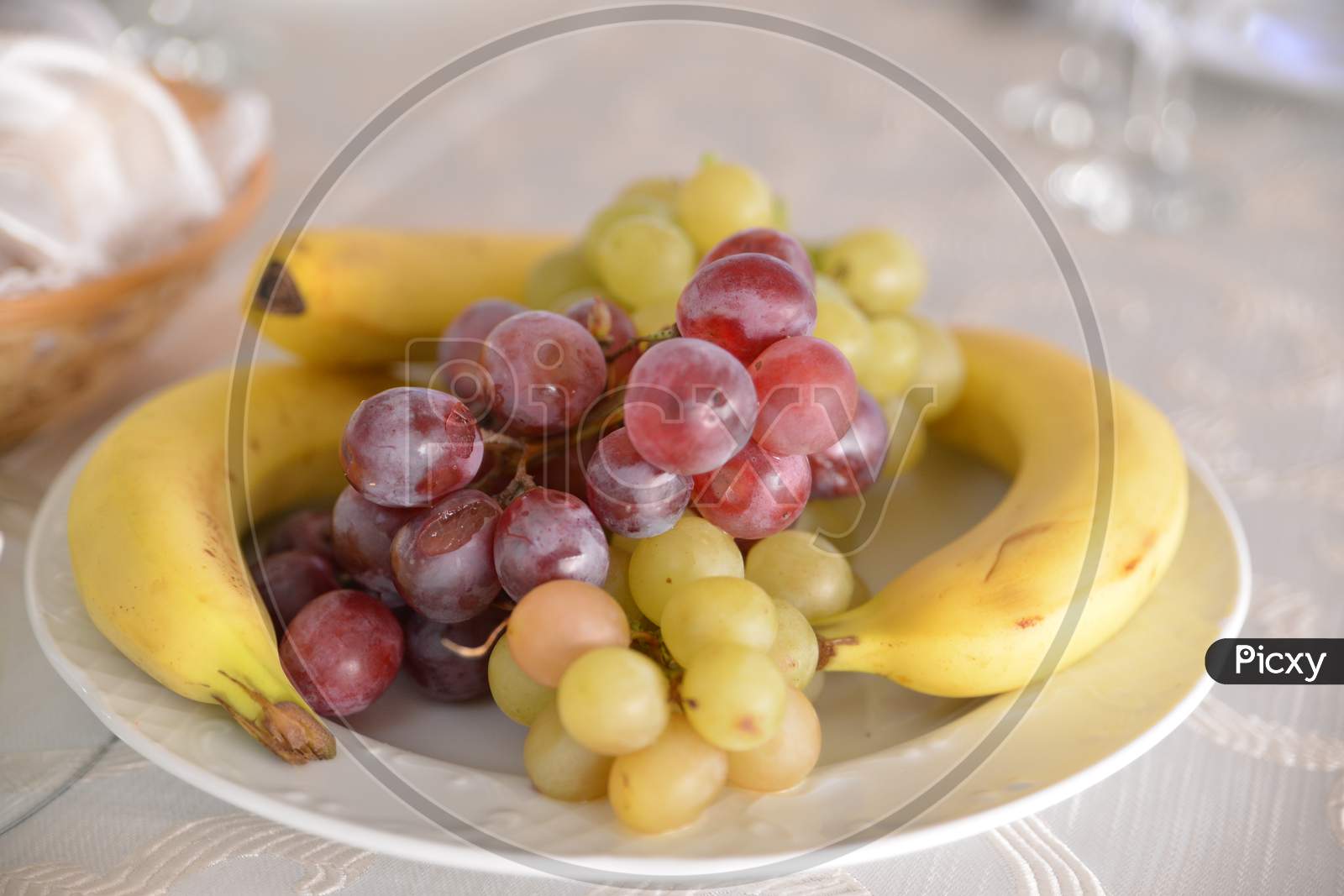 image-of-fruits-arranged-on-the-table-for-wedding-reception-il794532-picxy