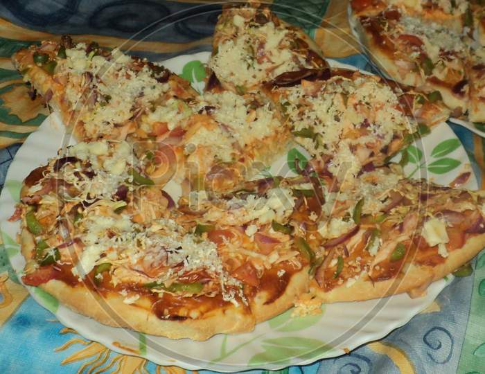 A picture of the freshly prepared home-cooked pizza, which is ready to serve.