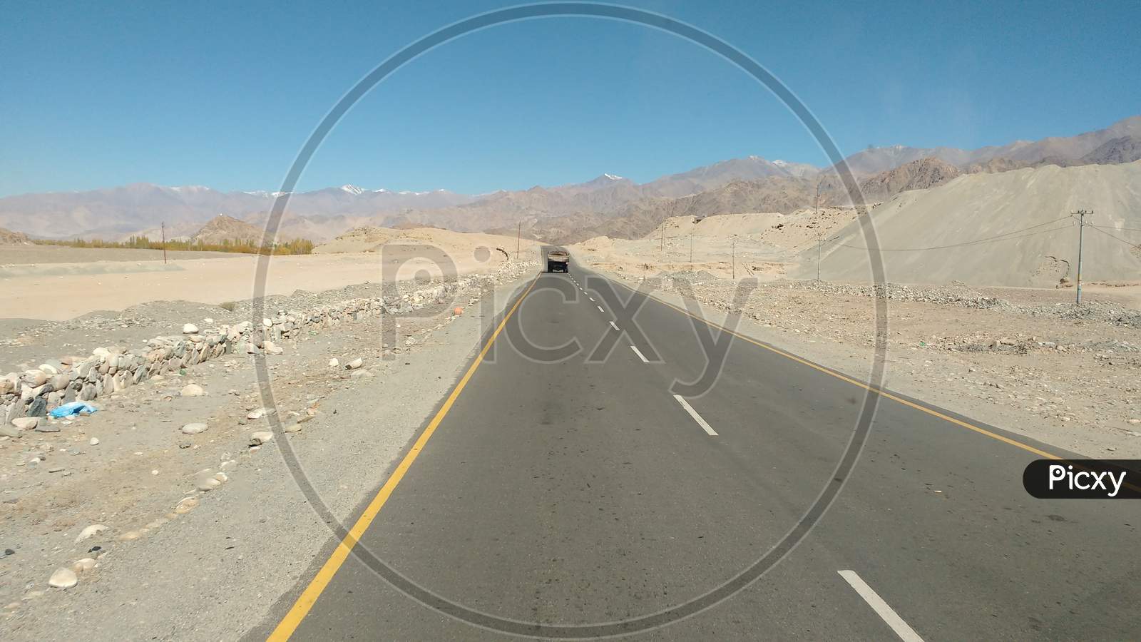 Image of leh ladakh roads between hills