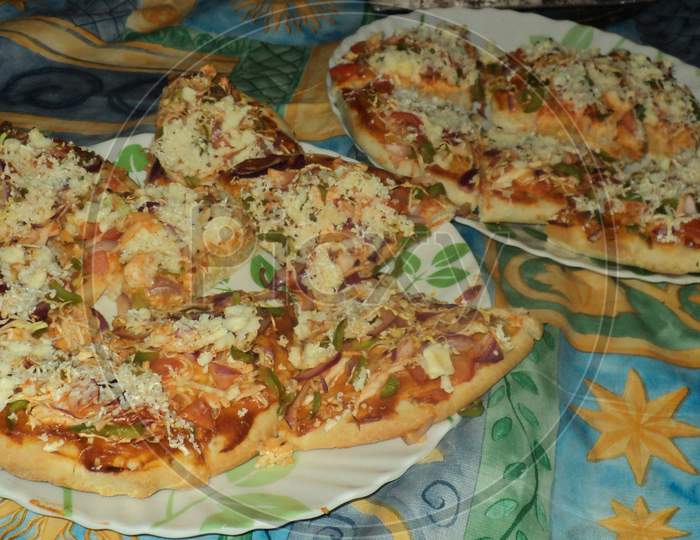 A picture of the freshly prepared home-cooked pizza, which is ready to serve.