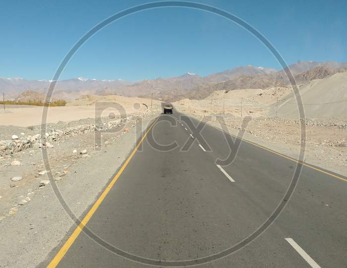 Image of leh ladakh roads between hills