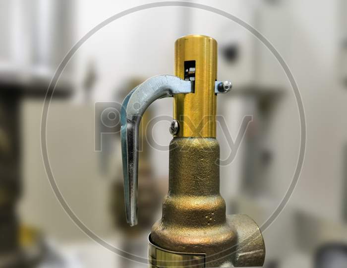 Steam Pressure Safety Valve Or Pressure Relief Valve Made Up Of Bronze