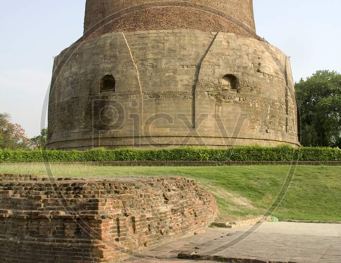Dhamekh Stupa In Saranath