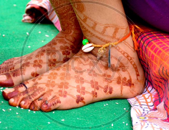 Pakistani Indian Bridal Showing Foot Mehndi Design