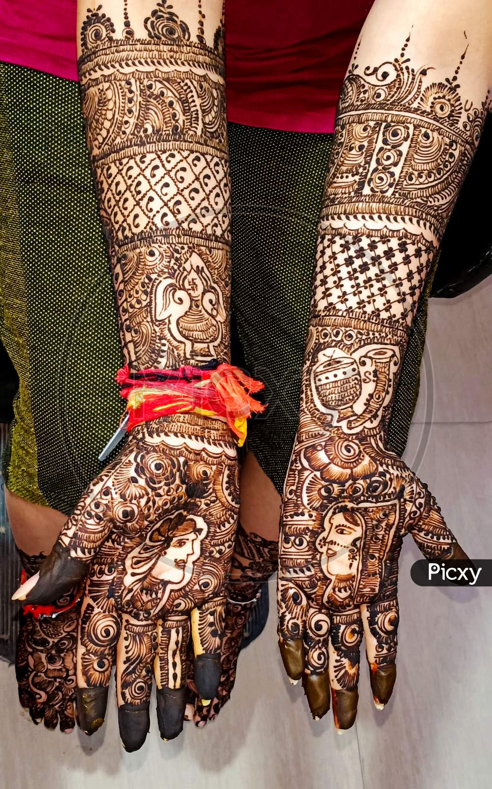 Top 90+ Mehndi Designs For Hands | WeddingBazaar