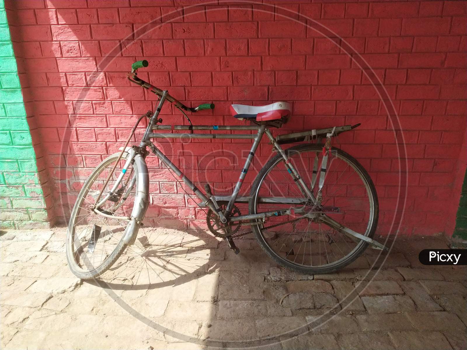 Image of A traditional bicycle in PakistanKB235390Picxy