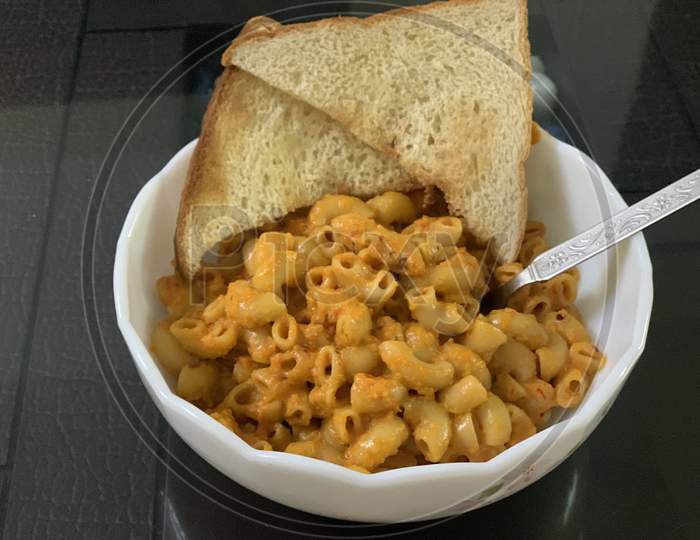 Delicious Macaroni pasta with toasted bread