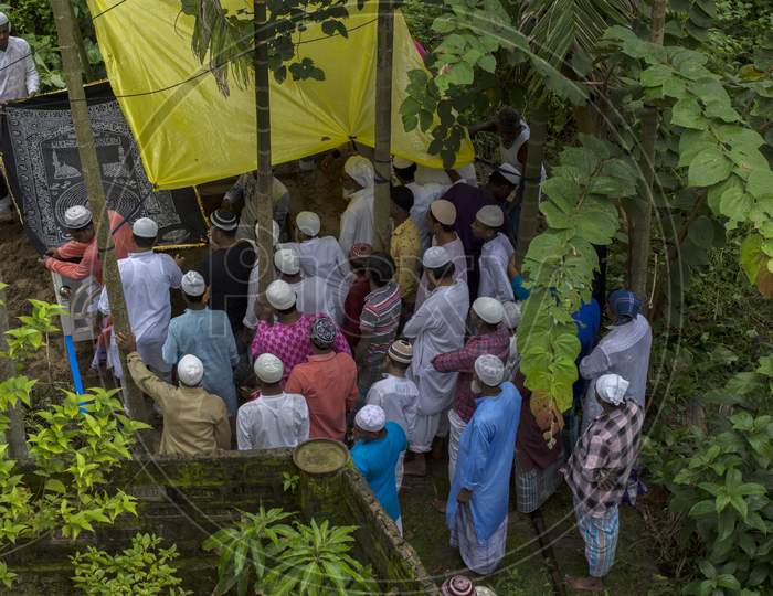 18Th August, 2021, Kolkata, West Bengal India: Islamic Burial Ritual At Kolkata. Final Rituals Of Muslim Community. Selective Focus.