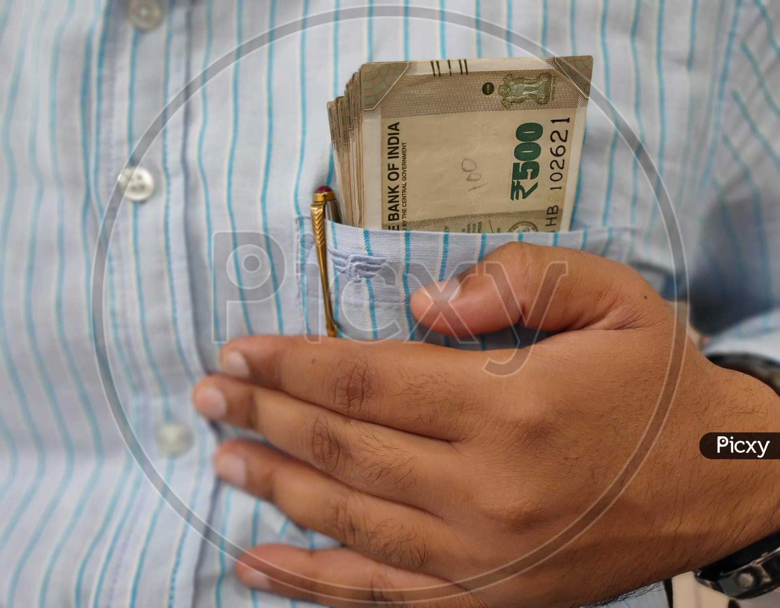 Common Man Secures His Earning By Holding Bundle Of 500 Rupee Notes In This Shirts Pocket.
