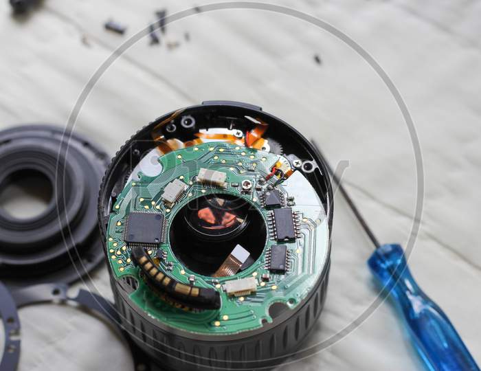 Electronic Circuit of a DSLR camera lens