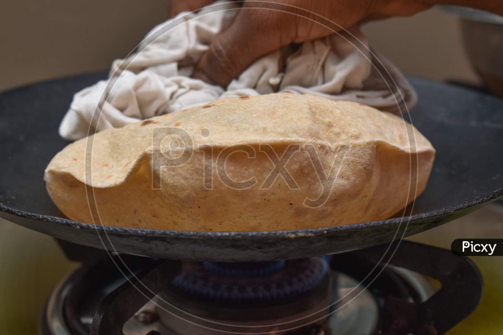 Indian Soft Phulka Chapati (Roti) On Non Stick Tawa