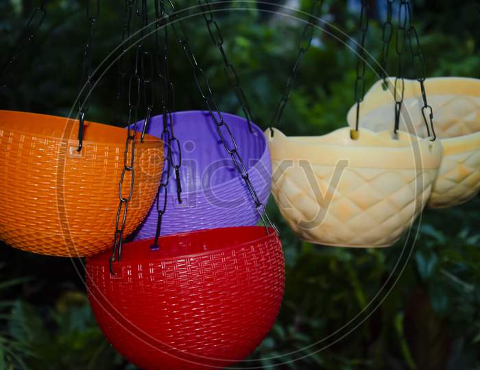 ROUNDED PLASTIC HANGING POTS