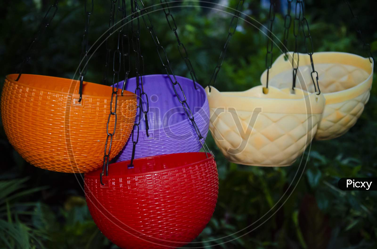 ROUNDED PLASTIC HANGING POTS