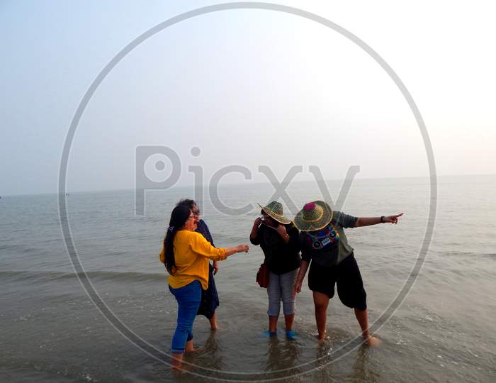 Image of BAKKHALI SEA BEACH ENJOY TOURIST-QN630173-Picxy