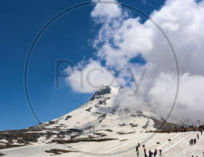 Rohtang pass mountain View with clouds